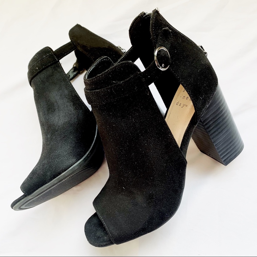NEW 💋 Size 8 Chunky Peep Toe Velvet Heels